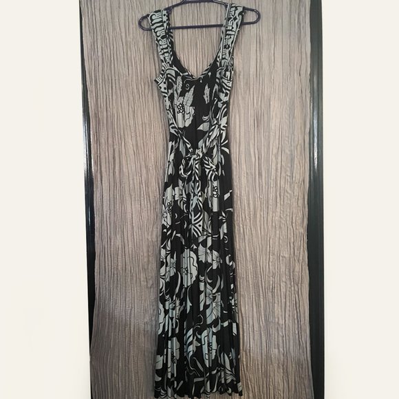 The Pyramid Collection Light Blue/Navy Floral Maxi Dress - Picture 3 of 5